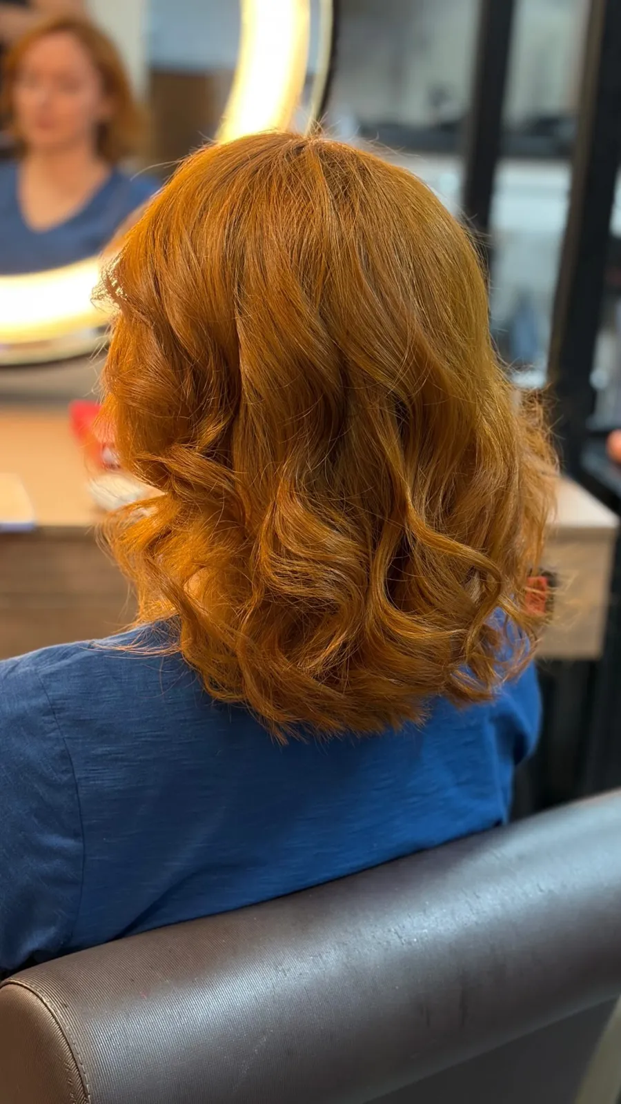 Ruivo iluminado com ondas