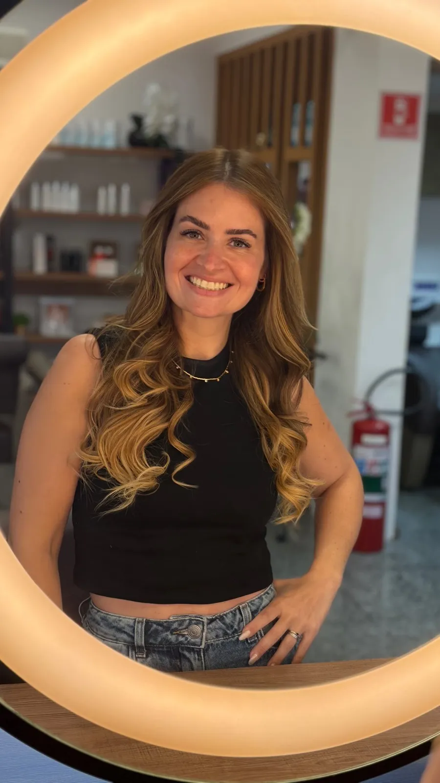 Cliente sorrindo com loiro ondulado