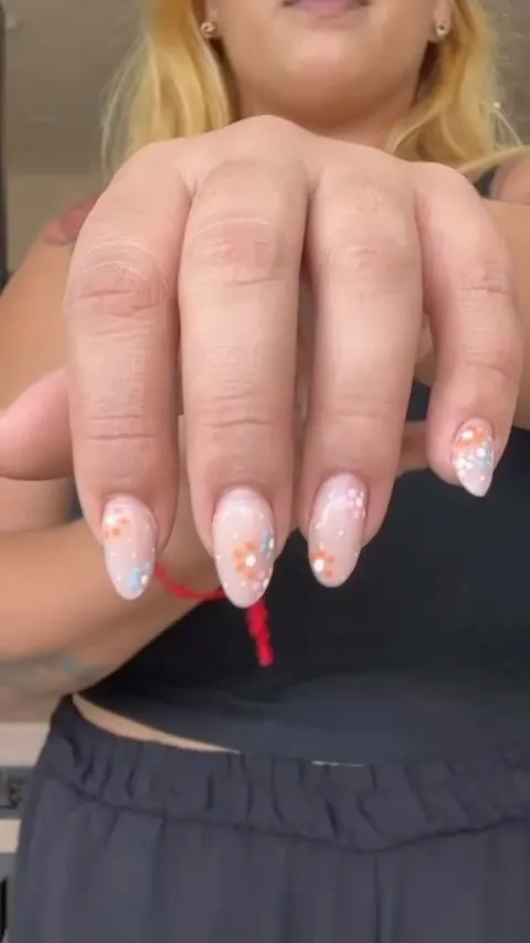 Unhas decoradas em tons claros