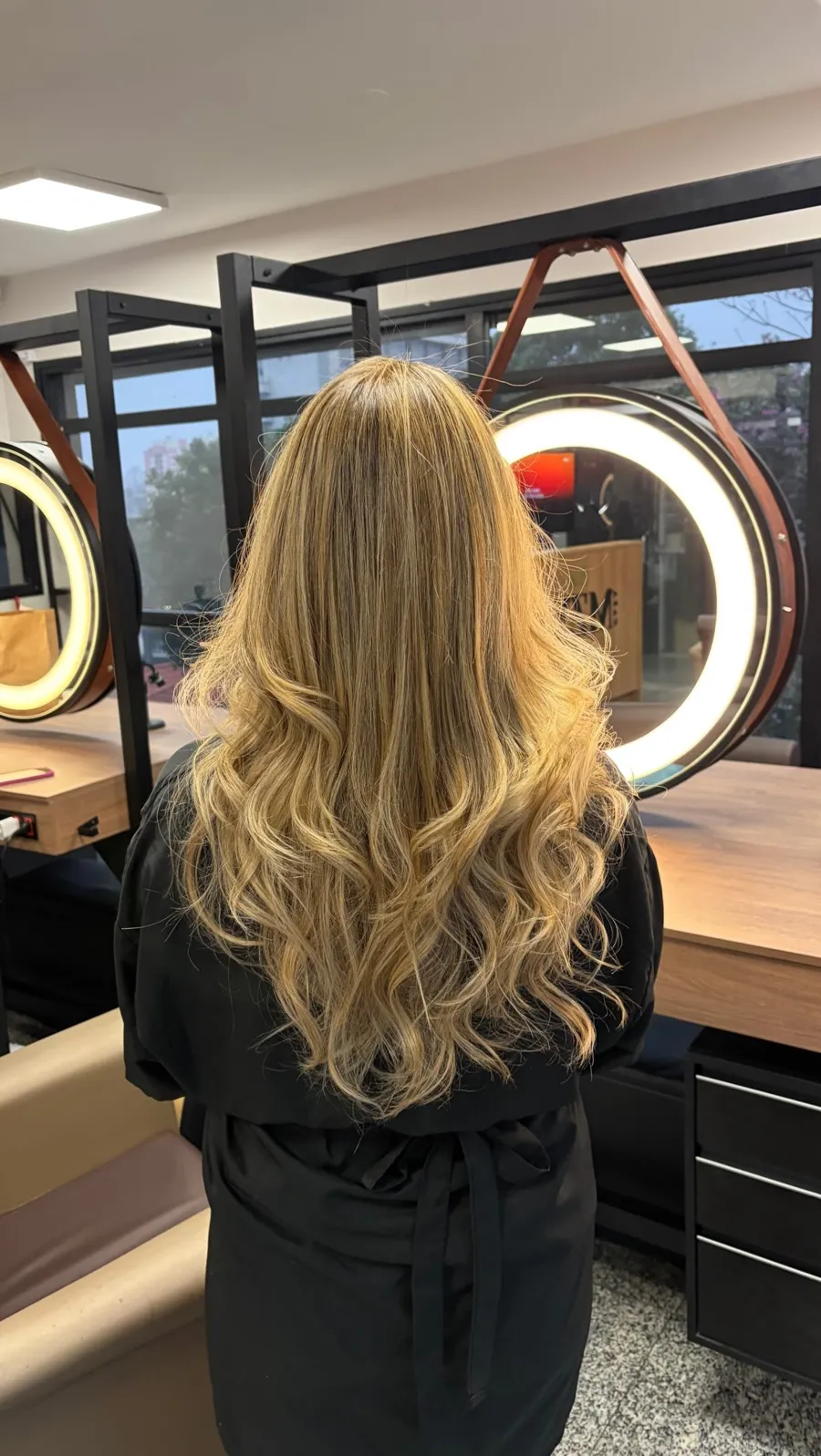 Loiro dourado com ondas